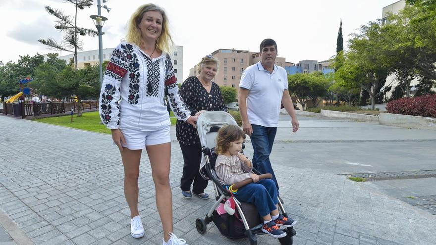 Nina Kropivnytska paseando a su nieta junto a su familia en La Minilla.
