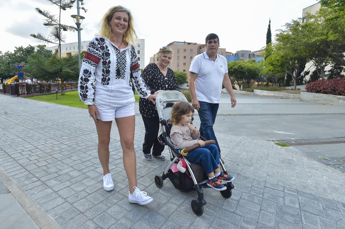 Nina Kropivnytska paseando a su nieta junto a su familia en La Minilla.