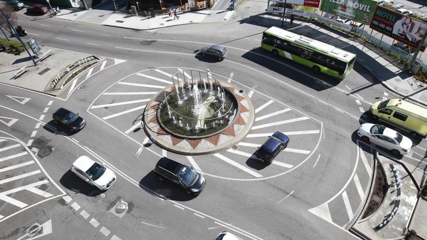 Un autobús en la glorieta de Gran Vía. // A. I.