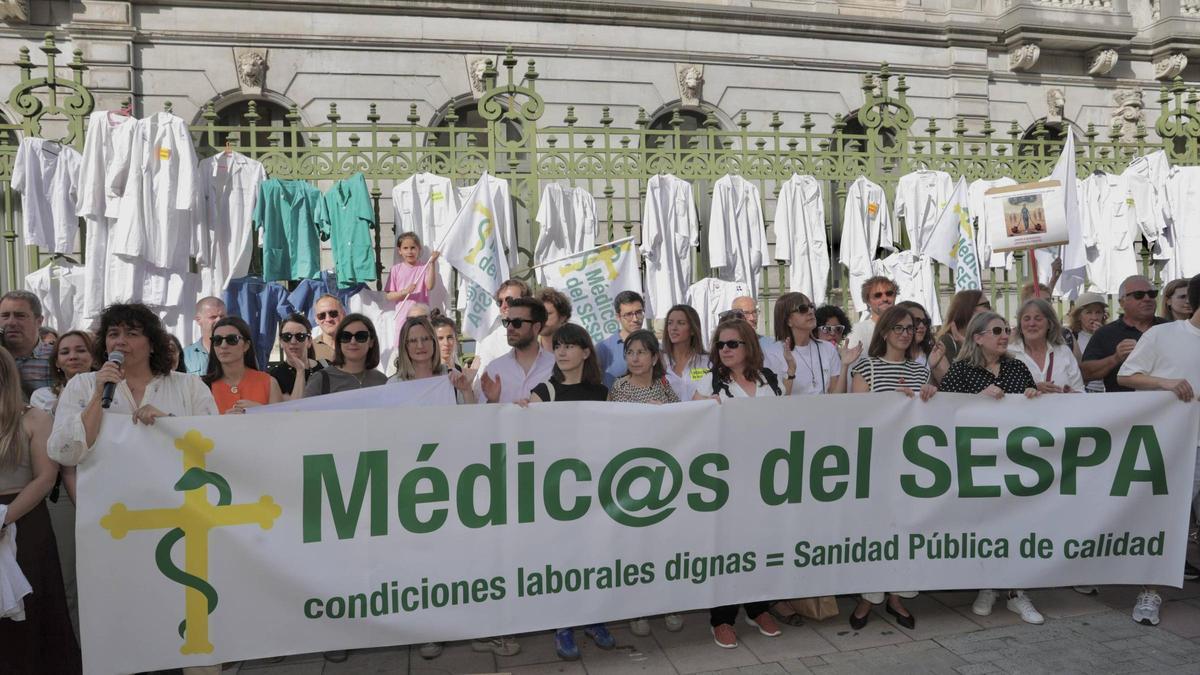 Protesta de medicos, delante de Presidencia del Principado, el pasado 21 de mayo.