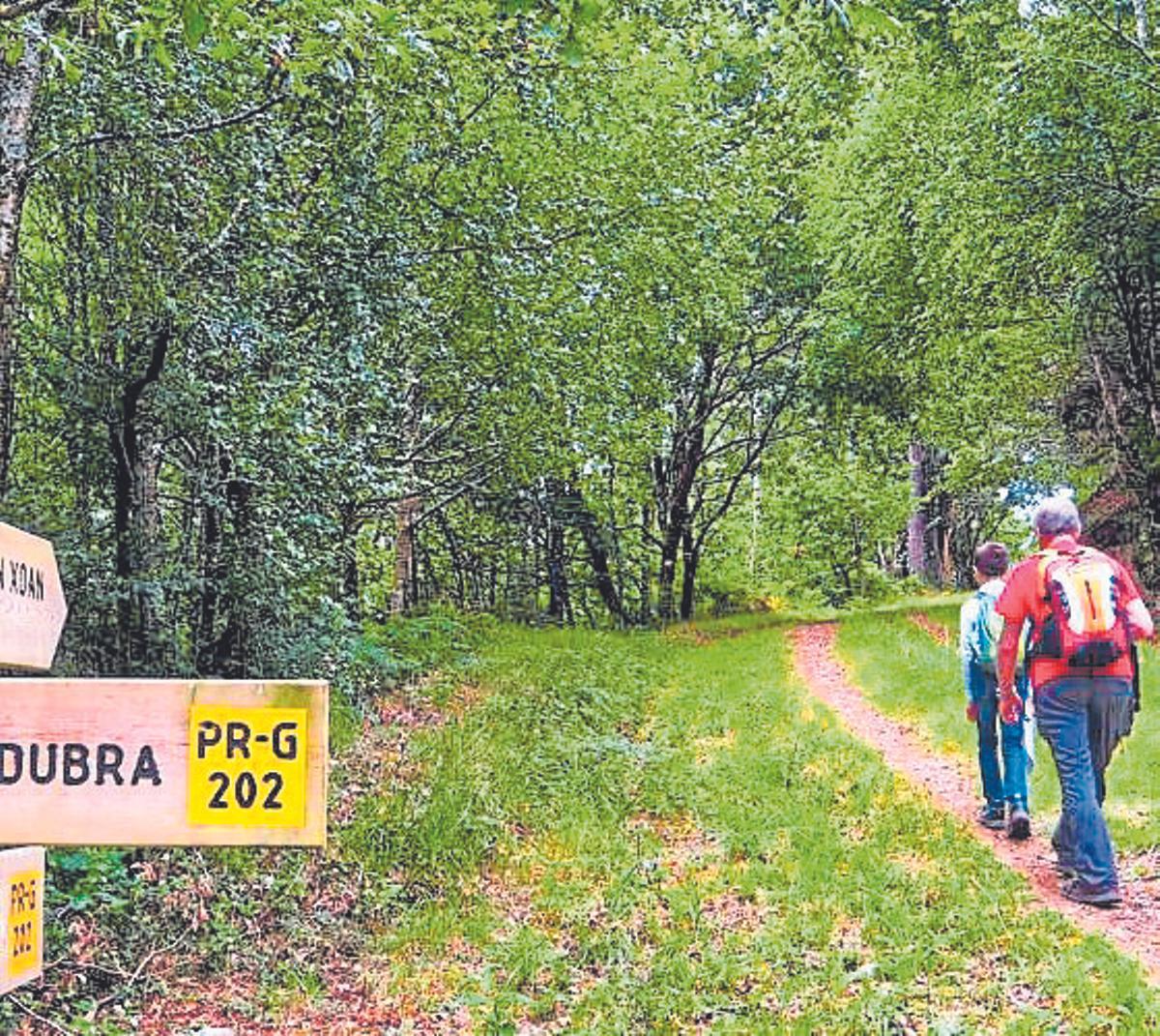 Dous veciños completando unha ruta