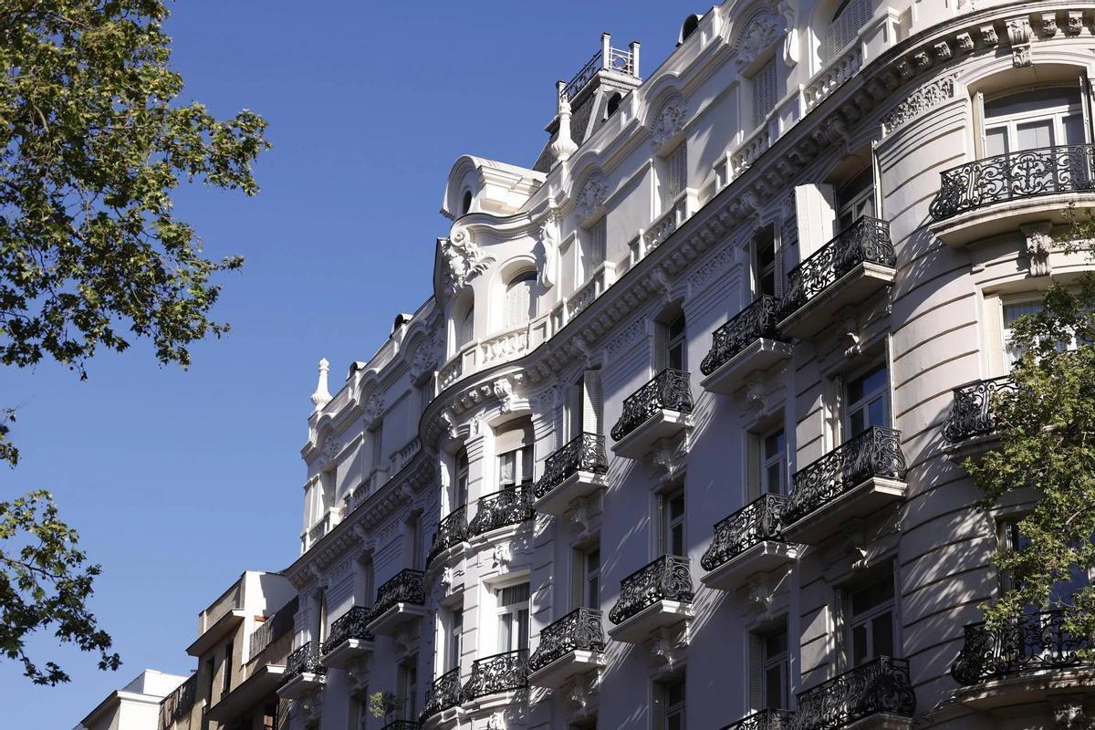 Fachada de un edificio de la calle Serrano, en Madrid.