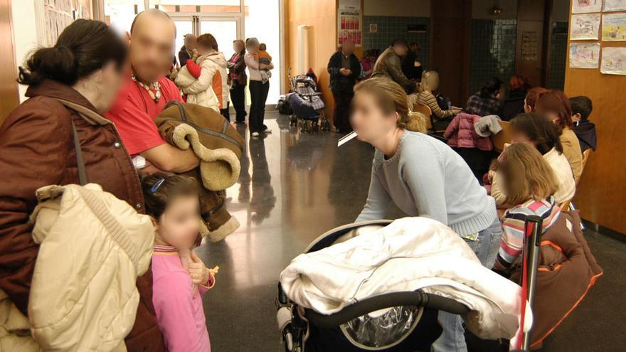 Familias esperando en la sala de espera de pediatría de un centro de salud. // FdV