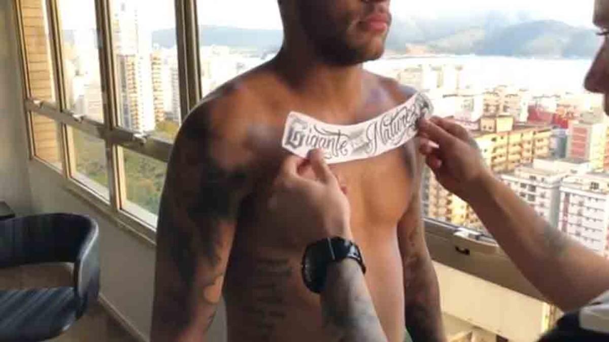 Neymar se ha hecho un nuevo tatuaje