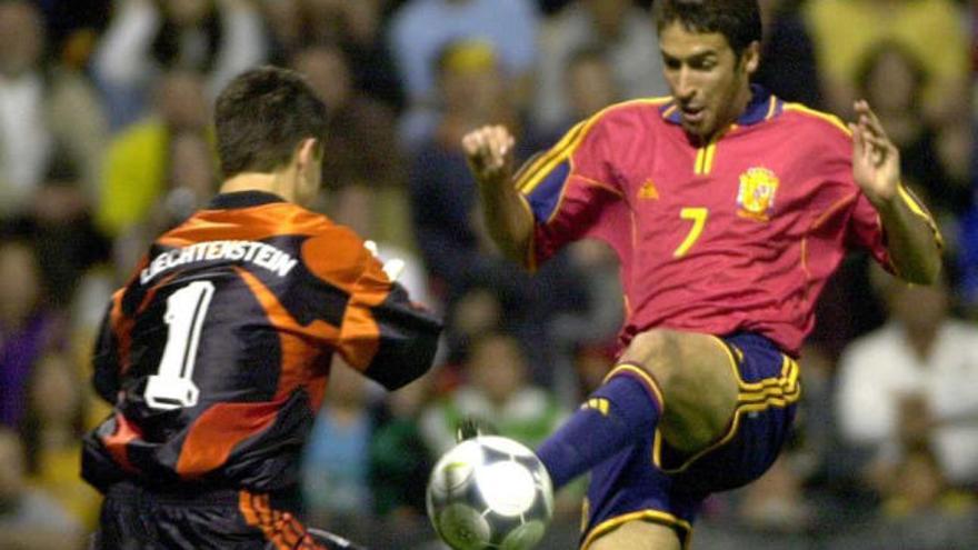 Raúl supera al portero de Liechtenstein, en el último partido de España en Alicante, en 2011.