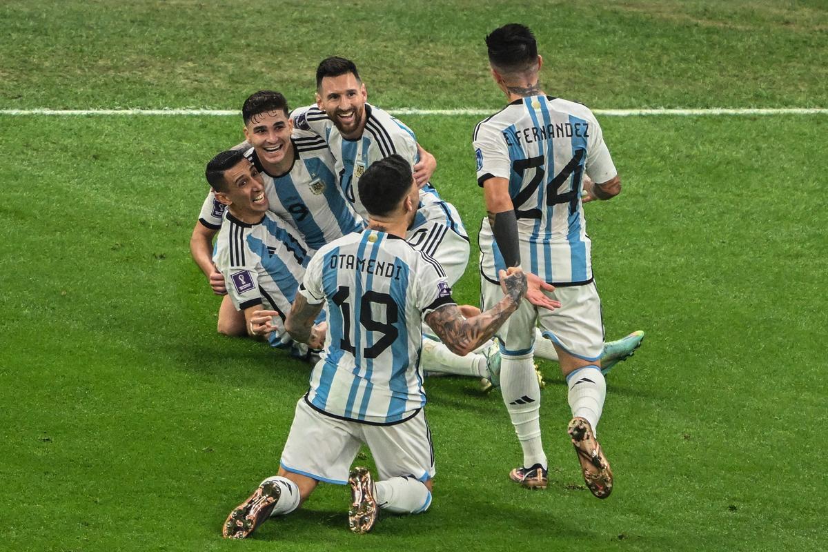 Jugadores de Argentina celebran su primer gol en la final del Mundial de Catar ante Francia