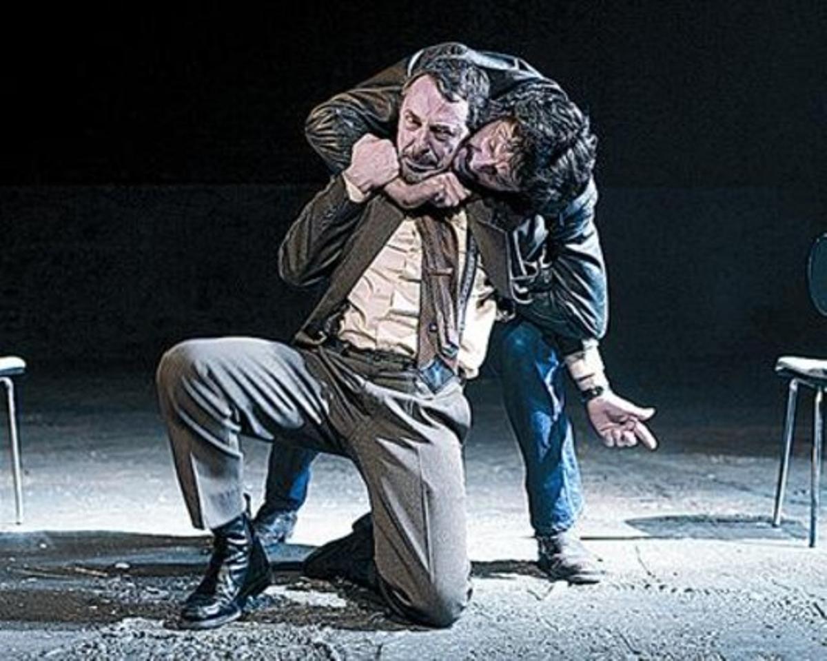 Denny (Joel Joan) agafa pel coll Joey (Pere Ponce).