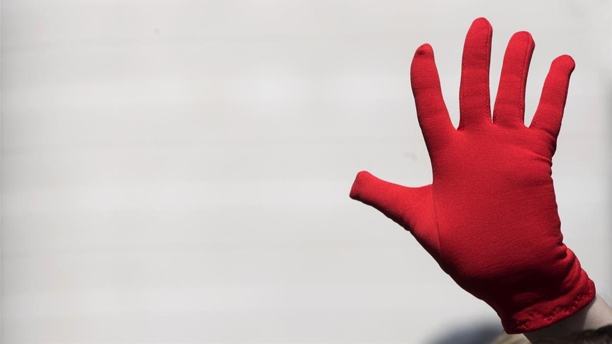 Protesta en Pamplona exhibiendo manos rojas, simbolo contra las agresiones sexuales.