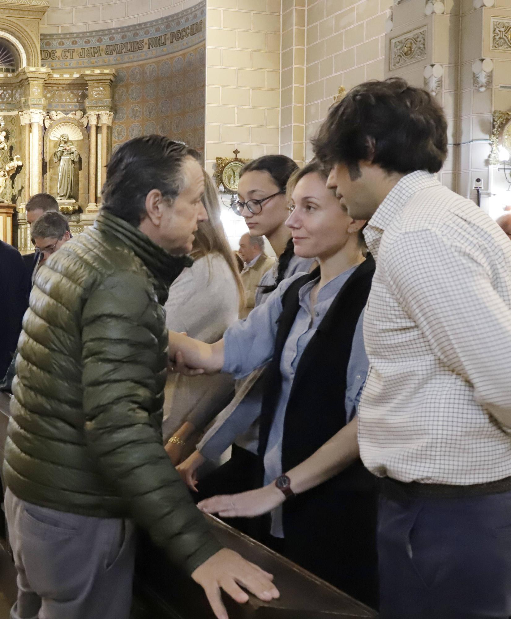 Sentida despedida a Anselmo López Acha, recibido en la iglesia con el himno del Oviedo

