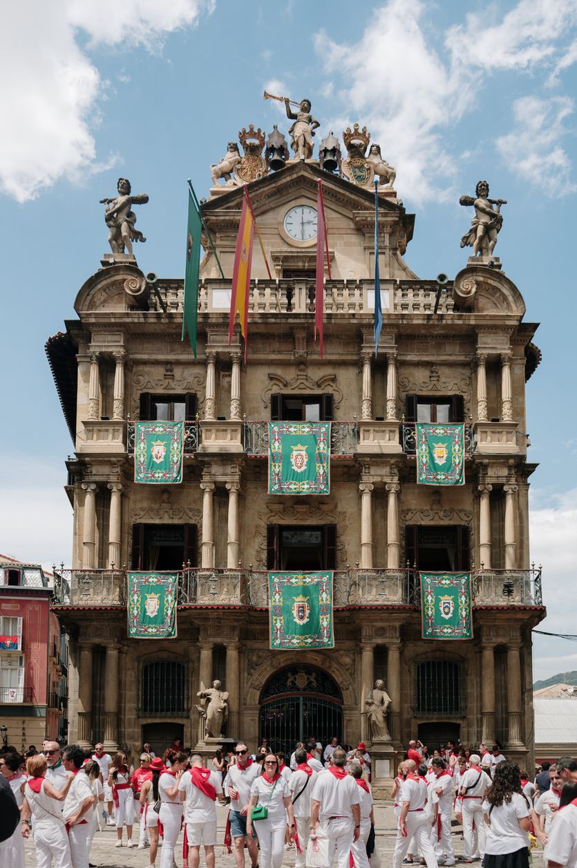Pamplona, la capital de Navarra, es icónica por sus festividades.