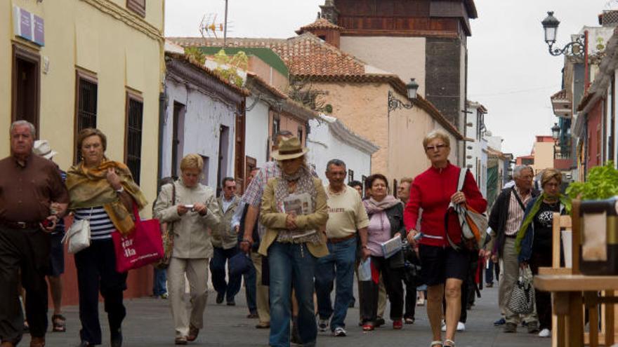 Un grupo de turistas pasea por las calles de la ciudad de San Cristóbal de La Laguna.