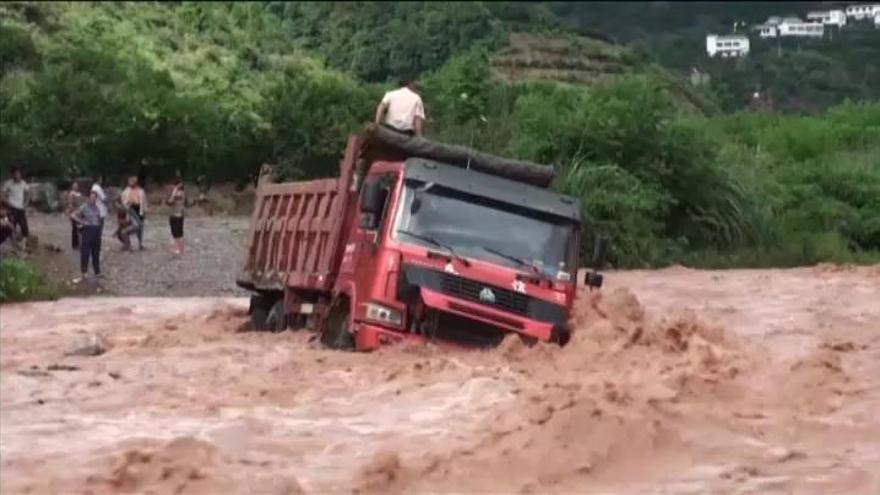 Angustioso rescate de un camión en China