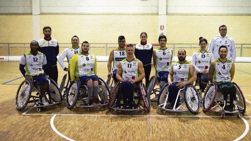 Imagen de la plantilla del Amfiv y su cuerpo técnico la pasada temporada. // FDV