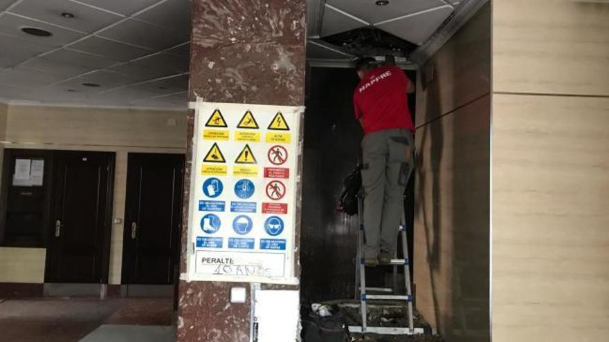 Así quedó el interior del edificio gijonés que se incendió anoche