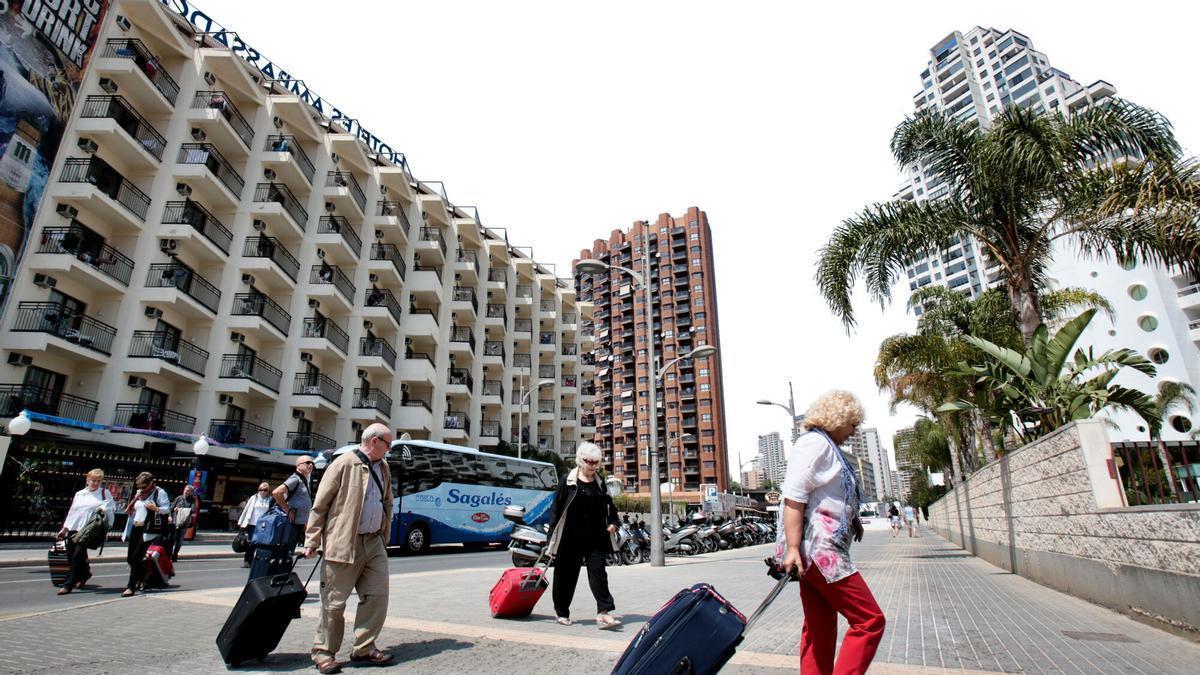 Turistas en Benidorm, en una imagen de archivo.
