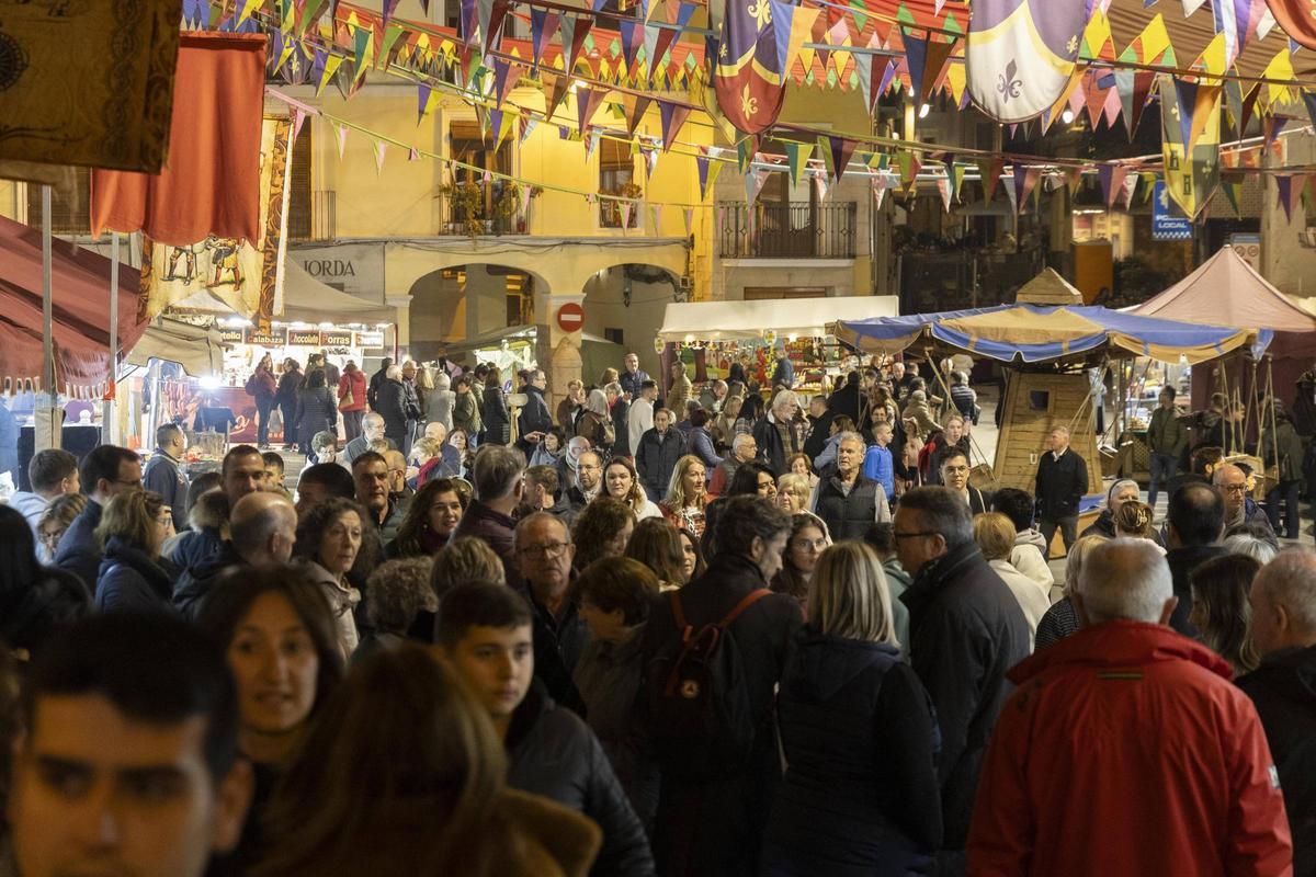Visitantes en el Mercat Medieval de Ontinyent.
