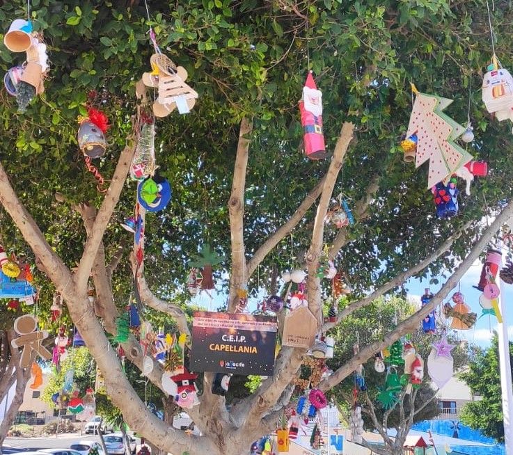 Escolares de Arrecife adornan los árboles para recibir a Papá Noel