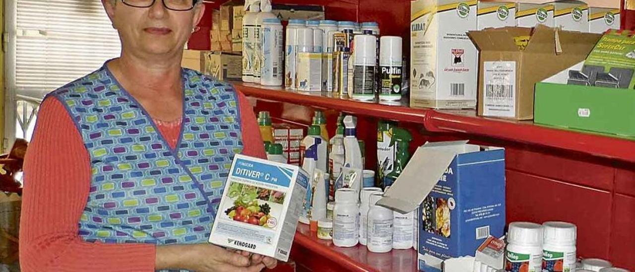Margarita Fernández, con uno de los productos fitosanitarios que puede vender en su tienda agrícola.