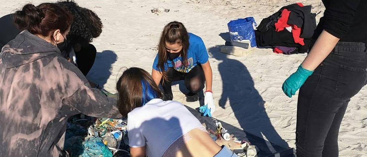 Estudio y clasificación de residuos retirados de la playa de Area da Cruz.