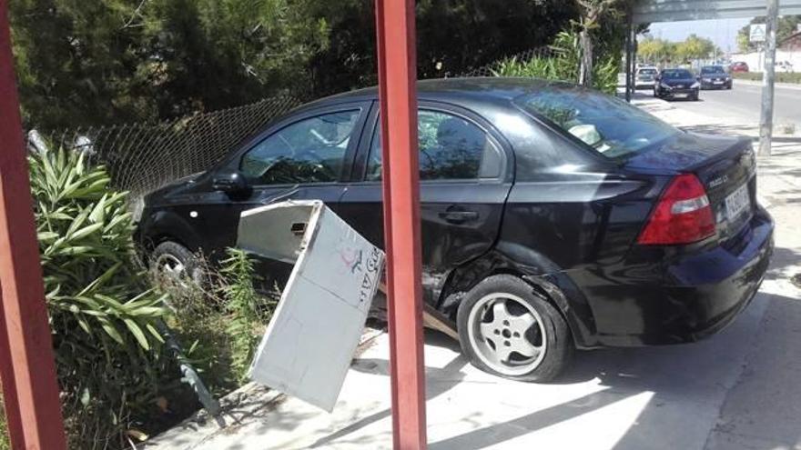 Herida leve tras empotrar su coche en el vivero municipal de Aspe