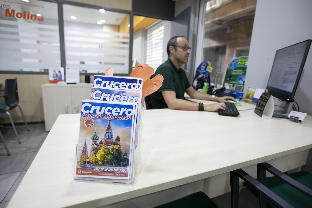 Panfleto sobre un crucero en  las oficinas de una agencia de viajes.