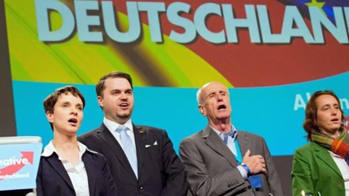 La cúpula dirigente del AfD entona el himno alemán en la convención federal del partido, en Hannóver, el 29 de noviembre.