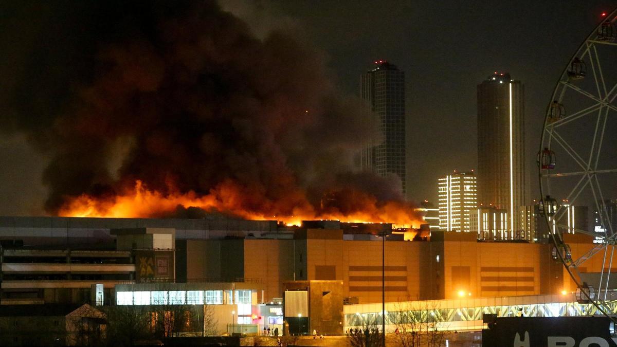 Imagen del humo saliendo de la sala de conciertos Crocus City Hall tras el tiroteo en Krasnogorsk, en las afueras de Moscú.