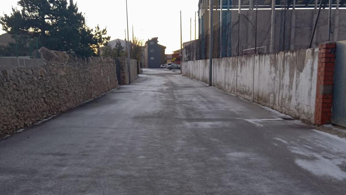 Presencia de hielo en las carreteras del interior de Castellón