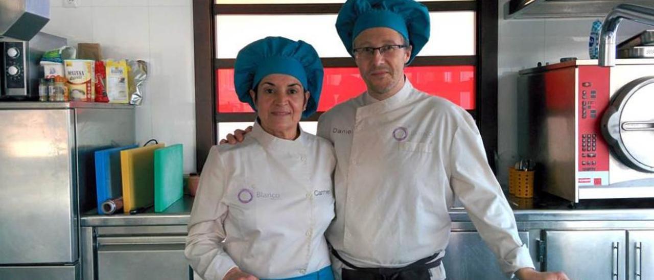 Carmen Gutiérrez y Daniel López, en la cocina del restaurante naviego donde se preparan para el Campeonato Nacional de Pinchos.