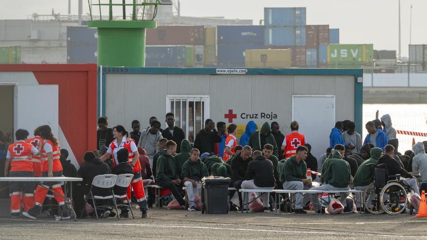 Migrantes viajan en una patera en el norte de Lanzarote (08/08/2023)