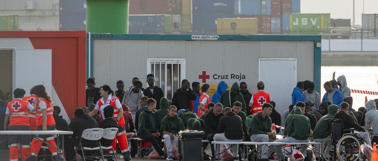 Migrantes viajan en una patera en el norte de Lanzarote (08/08/2023)