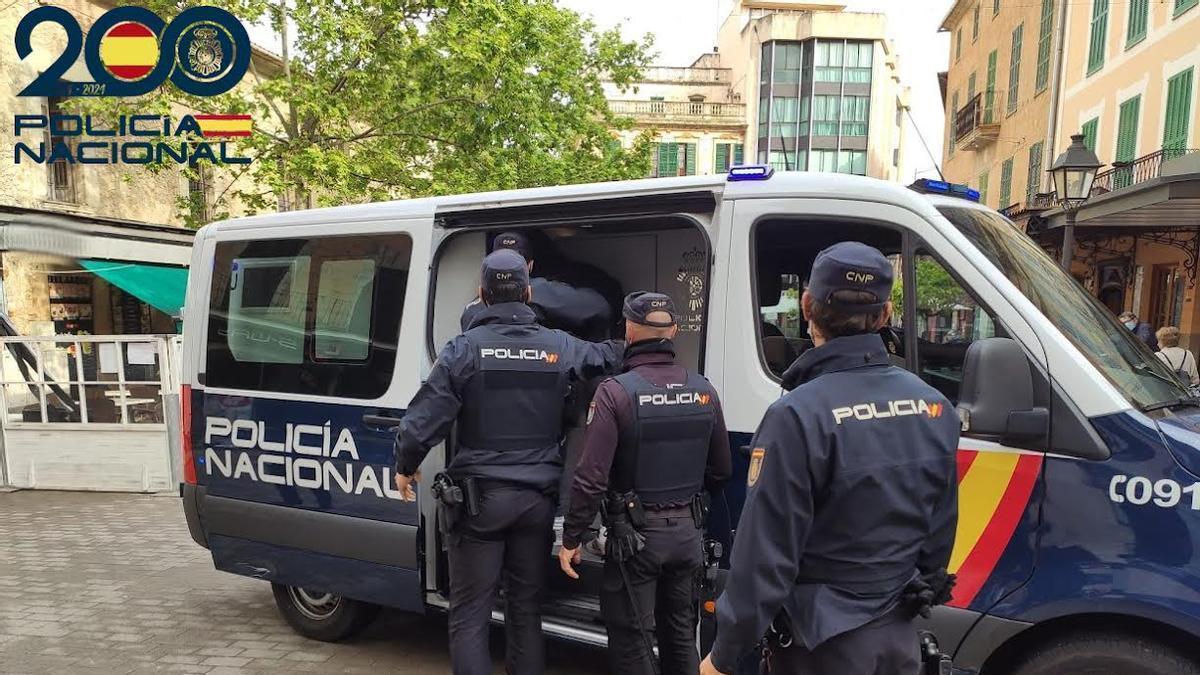 Agentes de la Policía Nacional durante una actuación en Palma.