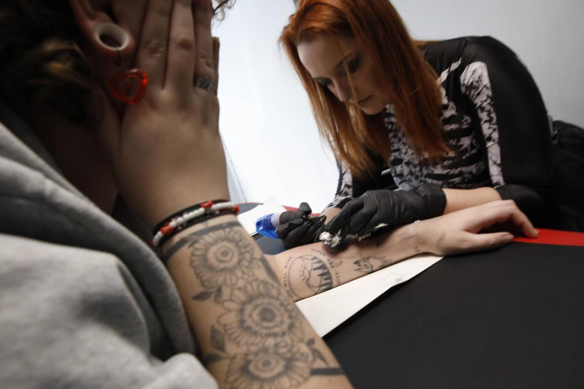 Tatuajes solidarios en Gijón para colaborar con los animales (en imágenes)