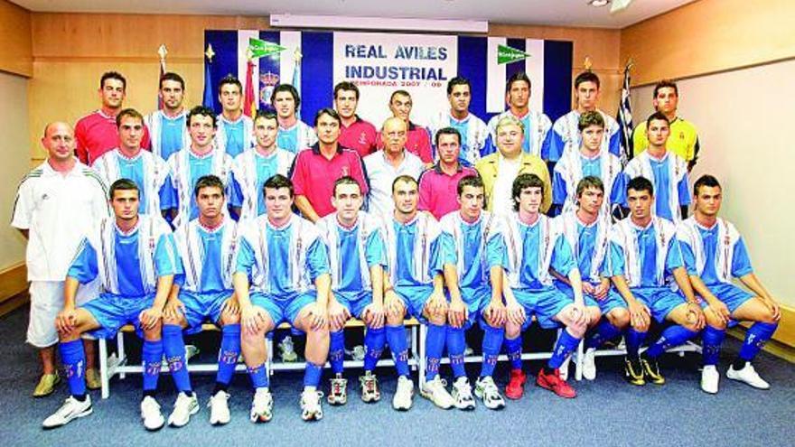 La plantilla blanquiazul, durante la presentación, a principios de temporada, en un centro comercial.