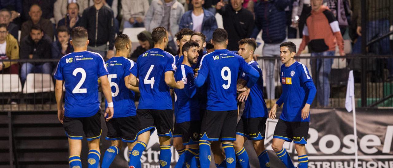 Los jugadores del Hércules celebran el primer gol en Castalia.