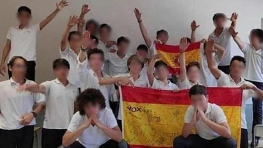 Alumnes d&#039;un col·legi de l&#039;Opus a Palma posen fent la salutació nazi