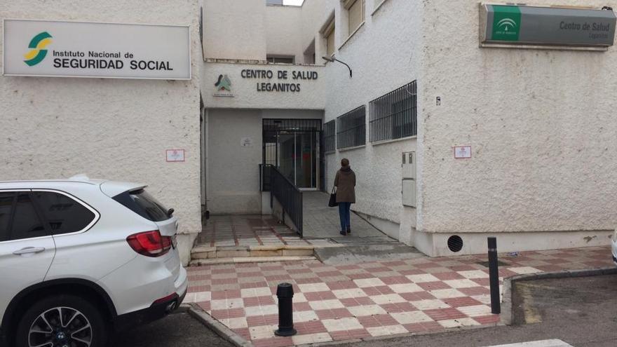 Una paciente accede al centro de salud de Leganitos.