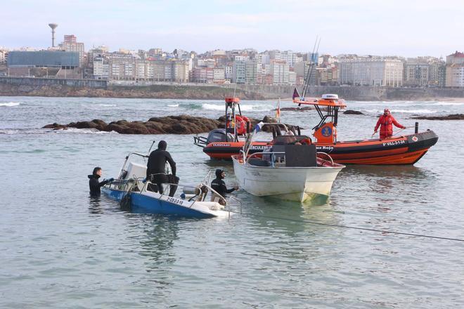 Rescatados cuatro percebeiros al hundirse su lancha junto al Aquarium