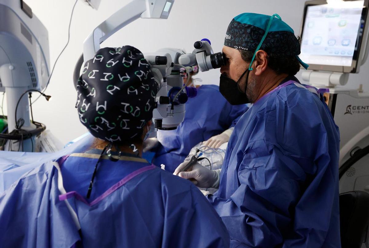 Miranza Mallorca ofrece también realiza cirugía del cristalino, indicada para cataratas y en algunos casos de presbicia.