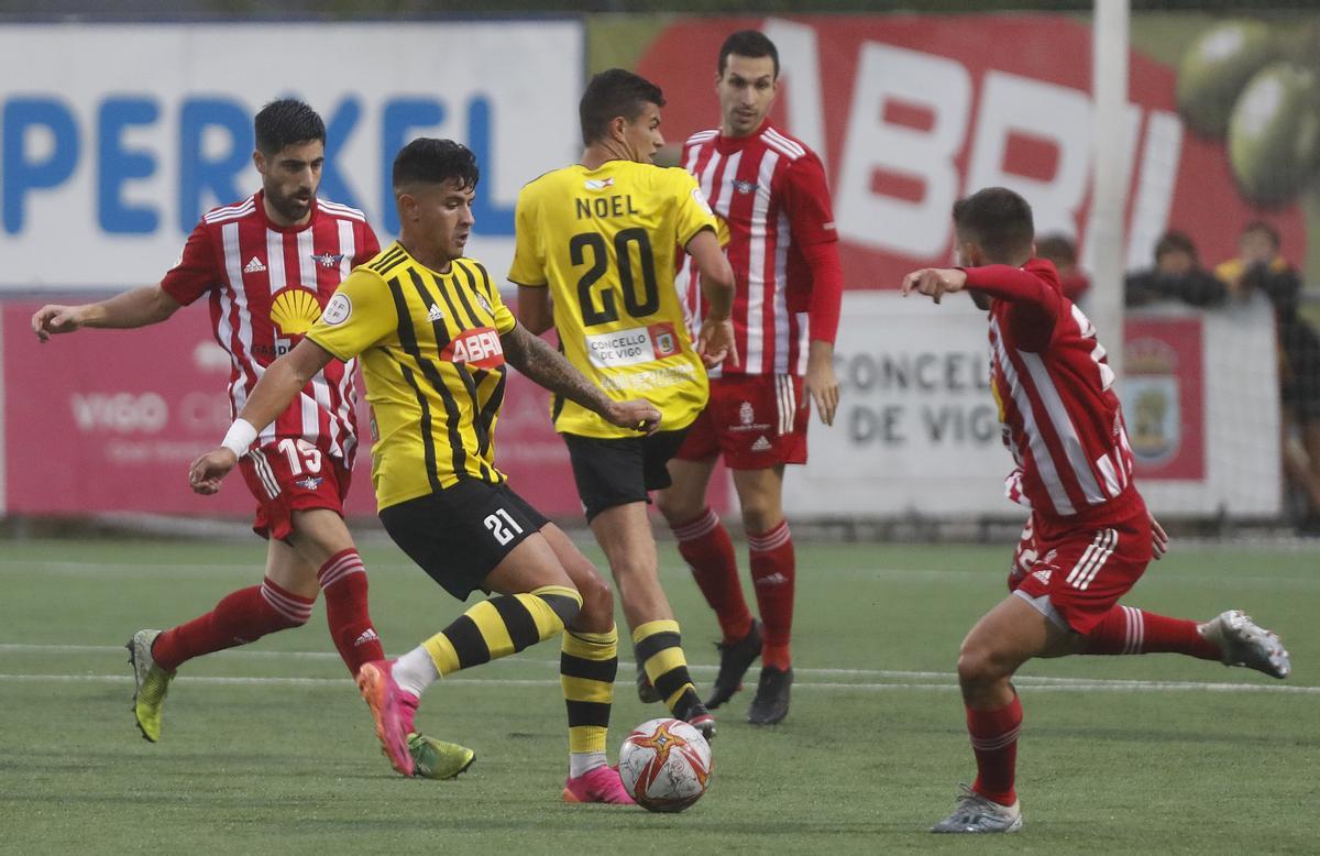 Una acción del Bouzas-Alondras, último duelo en Liga de los cangueses.