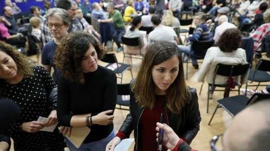 Sofía Castañón, en el centro, con Ione Belarra, portavoz adjunta de Unidas Podemos en el Congreso, a la derecha.