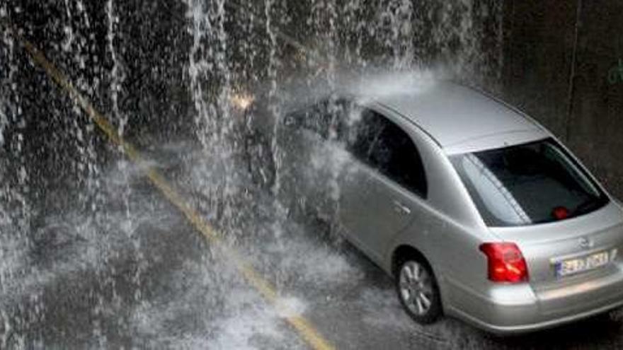 La pluja complica la conducció i pot provocar més accidents.