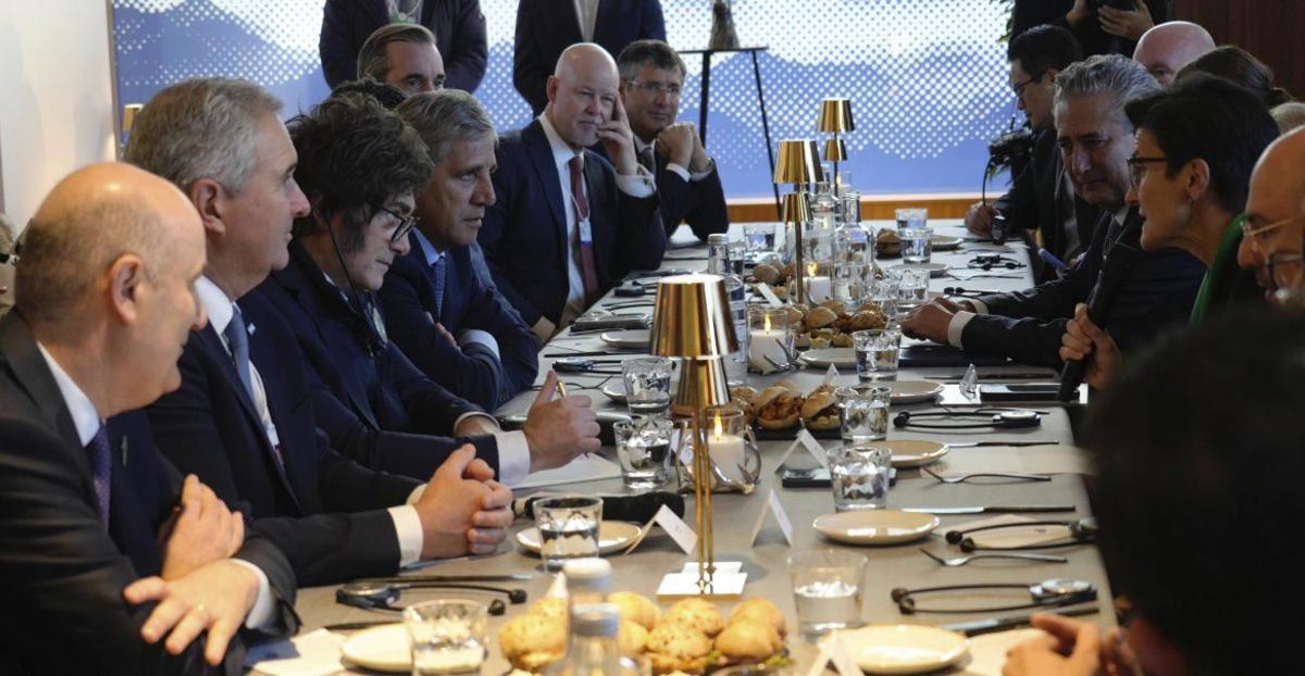 Milei con otros poderosos, y sus vasitos de agua, ayer en Davos.