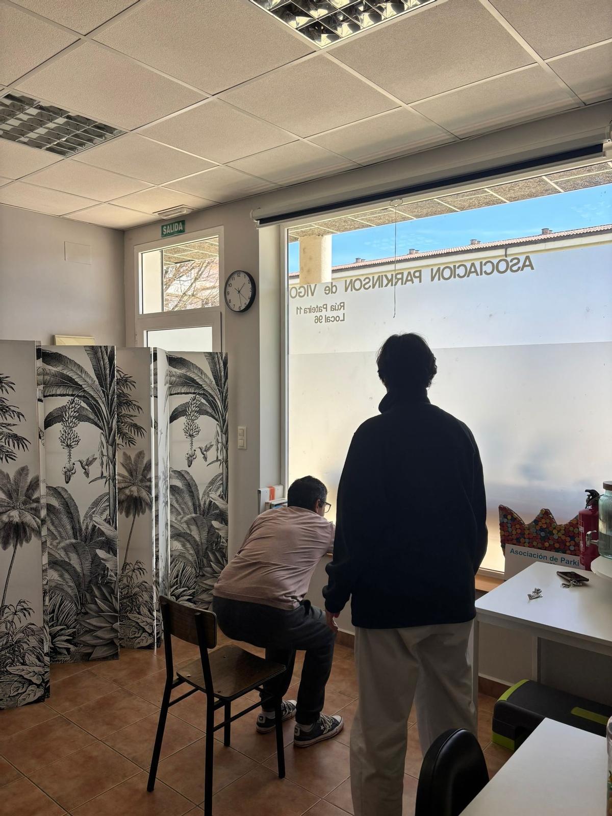 Un usuario hace terapia física en la sede de Párkinson Vigo.
