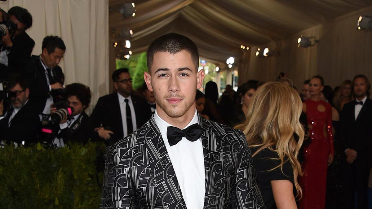 Nick Jonas con chaqueta 'patchwork' en la Gala Met 2017