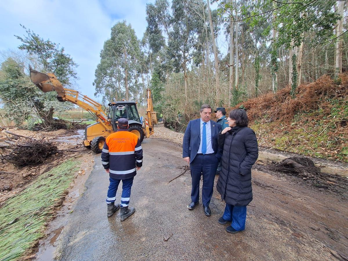 Julio Abalde, supervisando los trabajos de retirada de logo, piedras y ramas en la carretera afectada.