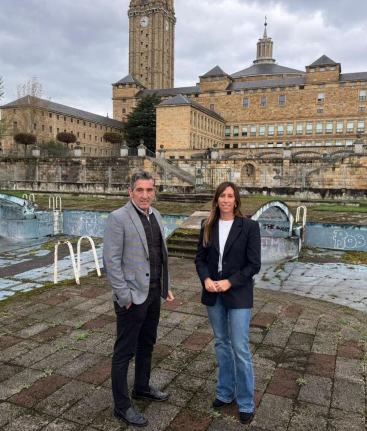 Los populares Jorge Pañeda y Ángela Pumariega, en el anuncio del plan para la Laboral.