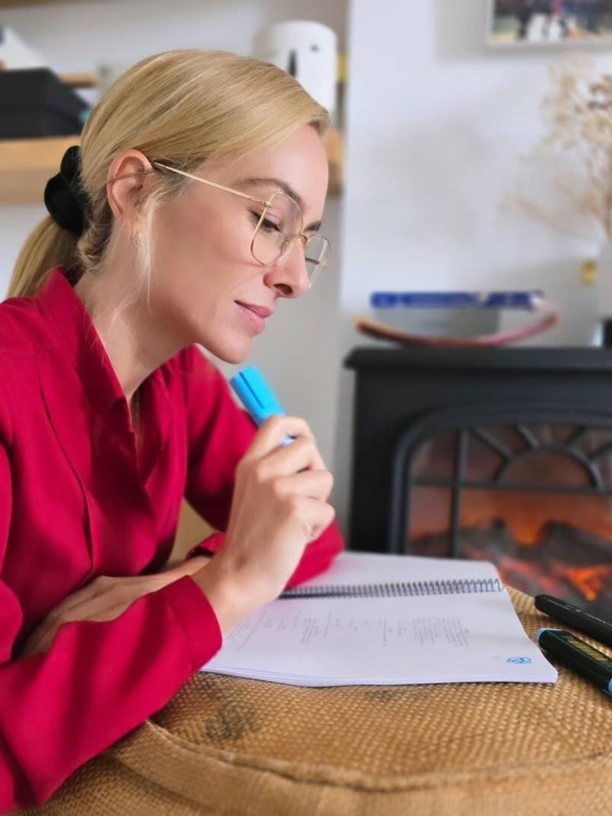 Kira Miró cuenta con una chimenea eléctrica en su salón