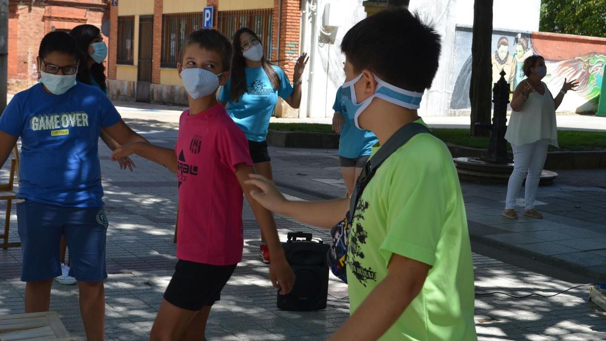 Varios niños participan en una de las actividades del programa