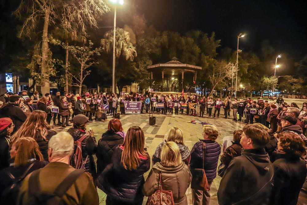 Unas doscientas personas en la Glorieta Gabriel Miró de Orihuela